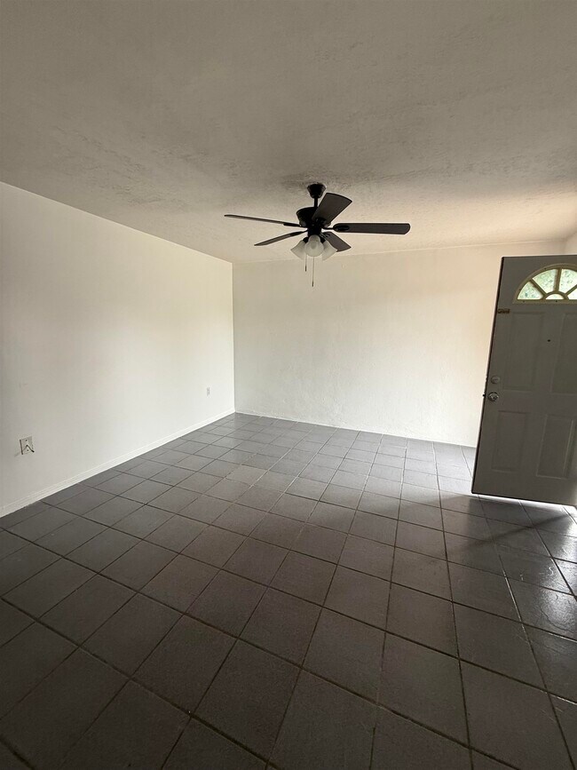 502 El Monte Loop in Laredo, TX - Building Photo - Building Photo