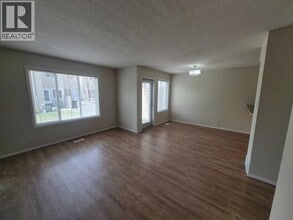 545 Highlands Blvd W in Lethbridge, AB - Building Photo - Building Photo