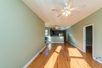 2812 E 76th St, Unit #3 in Chicago, IL - Building Photo - Building Photo