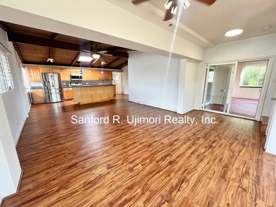 2407 Komo Mai Dr in Pearl City, HI - Building Photo