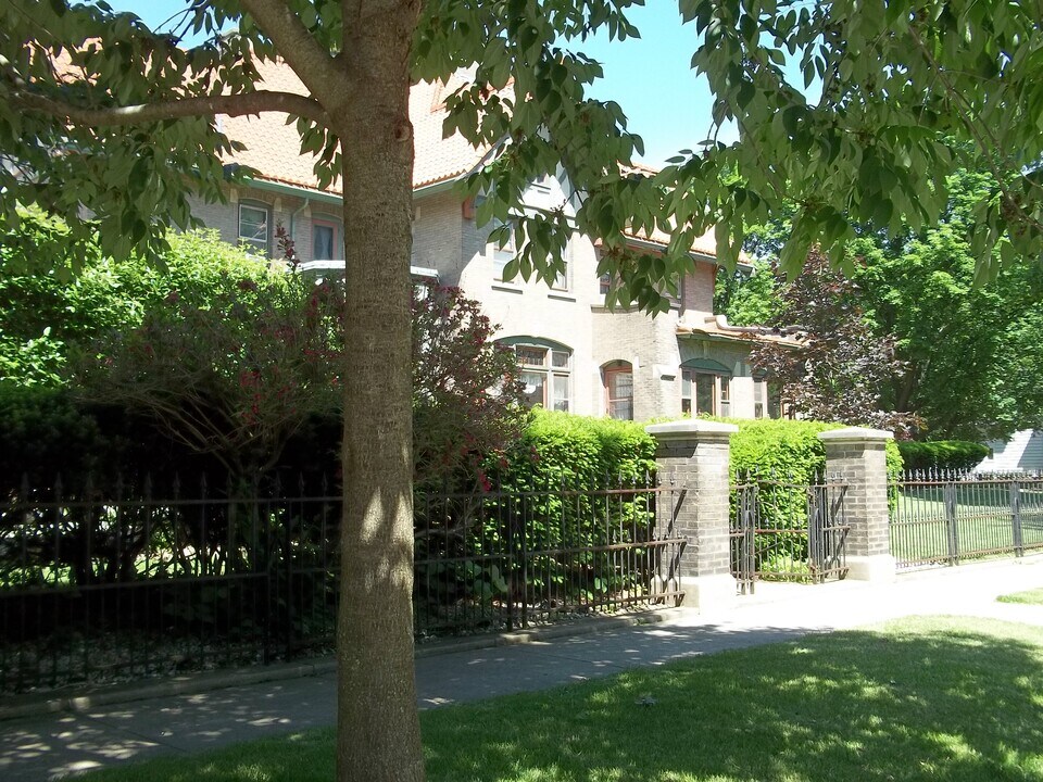 305 Oregon Ave in West Dundee, IL - Building Photo
