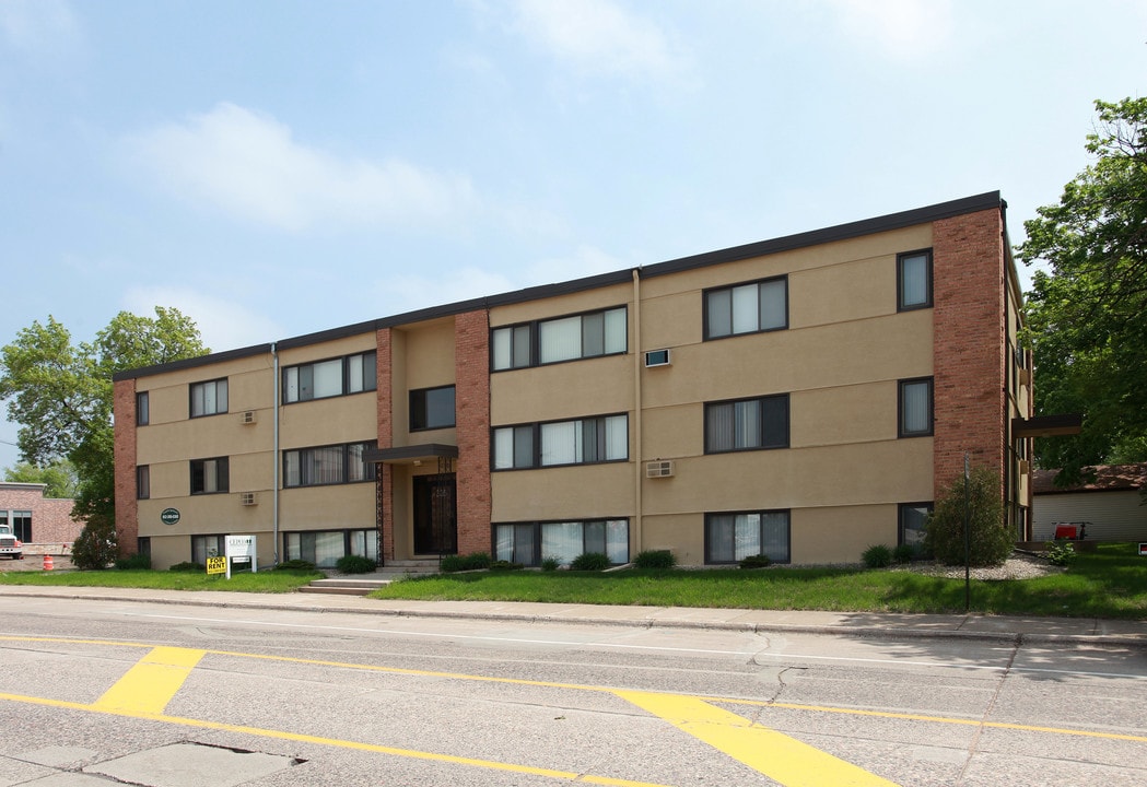 Trailside Apartments in Hopkins, MN - Building Photo