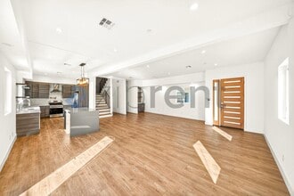 5641 Riverton Ave in Los Angeles, CA - Foto de edificio - Building Photo