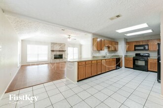8326 Carmelwood Ln in Humble, TX - Foto de edificio - Building Photo