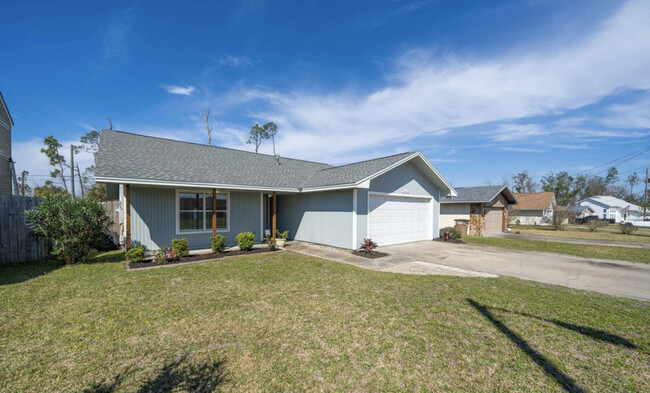 7498 Shadow Bay Dr in Panama City, FL - Building Photo - Building Photo