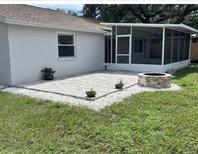 11241 Temple Ct in Seminole, FL - Foto de edificio - Building Photo