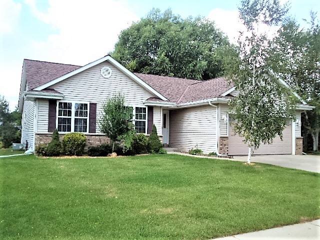 1516 Goldenrod Cir in West Bend, WI - Building Photo