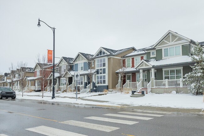 104 Sunvalley Rd in Cochrane, AB - Building Photo - Building Photo