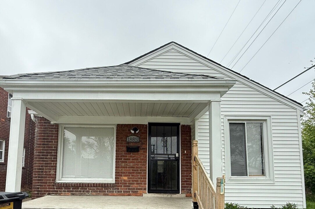 18851 Klinger St in Detroit, MI - Building Photo