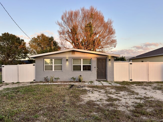 1415 Diego St in Ft. Myers, FL - Foto de edificio - Building Photo