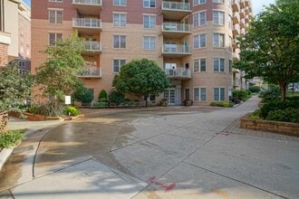 360 W Washington Ave, Unit Metropolitan Place in Madison, WI - Building Photo - Building Photo