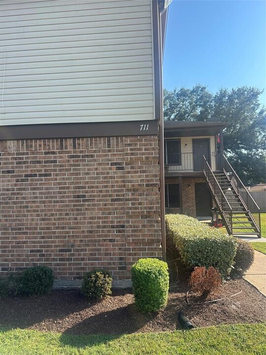 715 Skylark Rd-Unit -711-D in Pasadena, TX - Building Photo