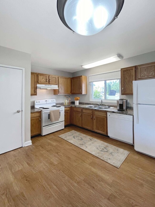 Coolidge Place Townhomes in East Lansing, MI - Foto de edificio - Building Photo