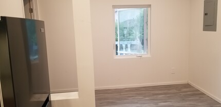 24336 Crestlawn St, Unit J-ADU in Woodland Hills, CA - Building Photo - Building Photo