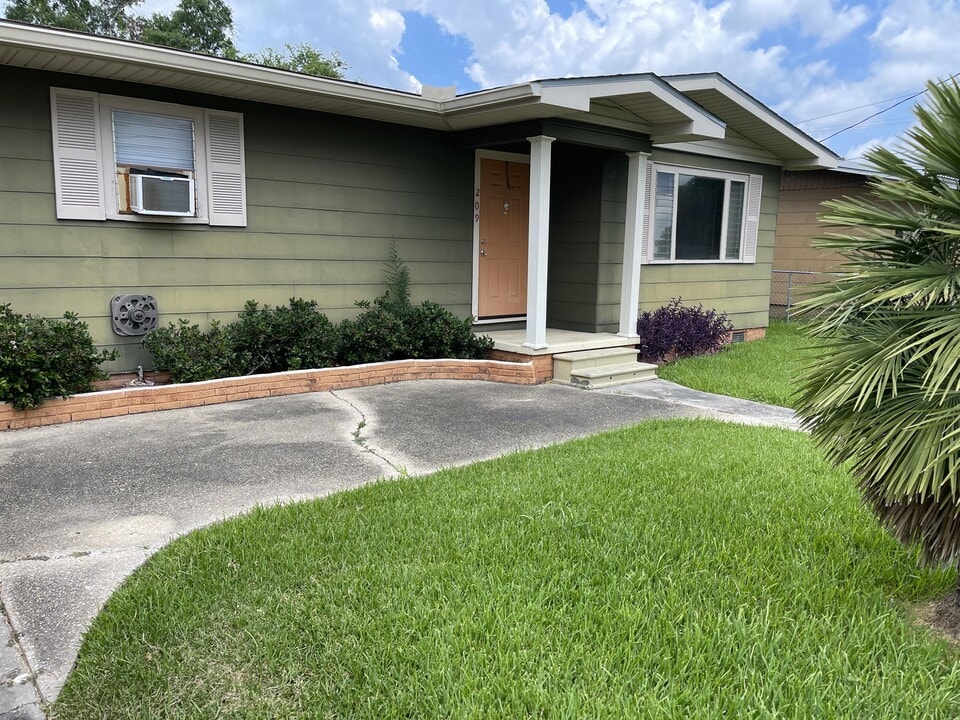 209 Santa Ines St in New Iberia, LA - Building Photo