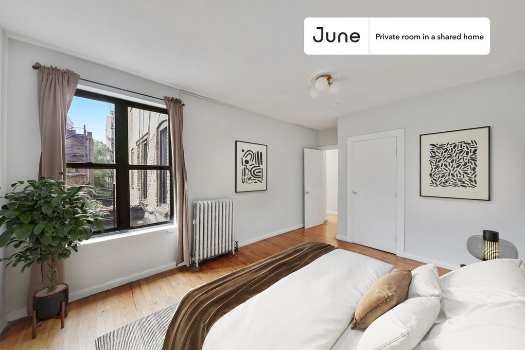 Private bedroom in 3 bed/1 bath Home in New York, NY - Building Photo