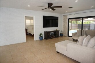 9220 SW 56th St in Miami, FL - Building Photo - Building Photo