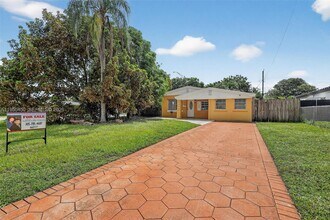 1498 NE 180th St in North Miami Beach, FL - Building Photo - Building Photo