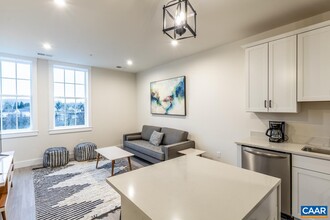 1135 Rose Hill Dr, Unit 305 in Charlottesville, VA - Building Photo - Building Photo