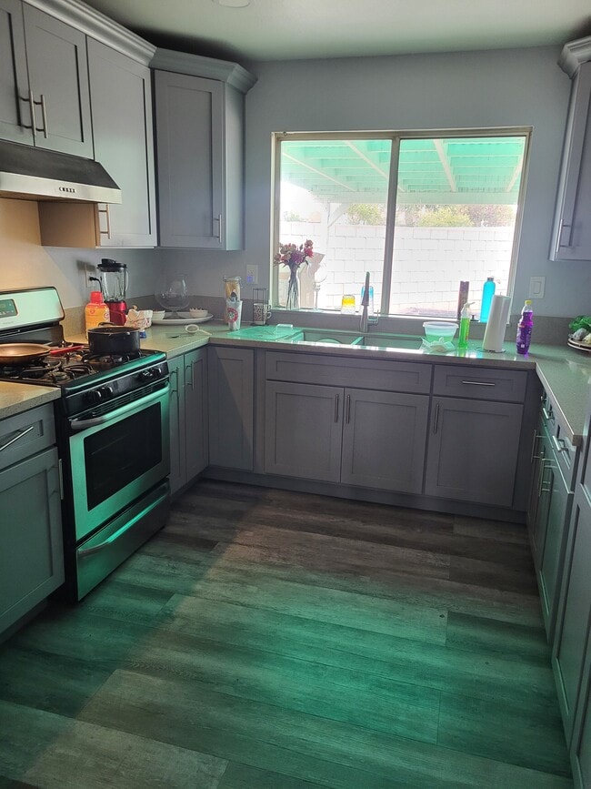 8285 Cashmere Ct, Unit 2 in Fontana, CA - Foto de edificio - Building Photo