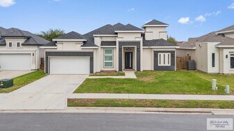 29 N Queen Palm in Los Fresnos, TX - Building Photo