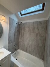 215 Fuller Rd in Hinsdale, IL - Foto de edificio - Building Photo