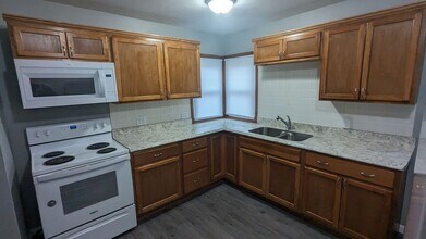 506 Lakeside St in Waterloo, IA - Building Photo - Building Photo