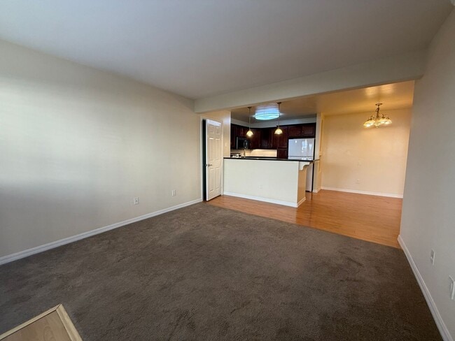 5402 Balboa Arms Dr in San Diego, CA - Building Photo - Building Photo