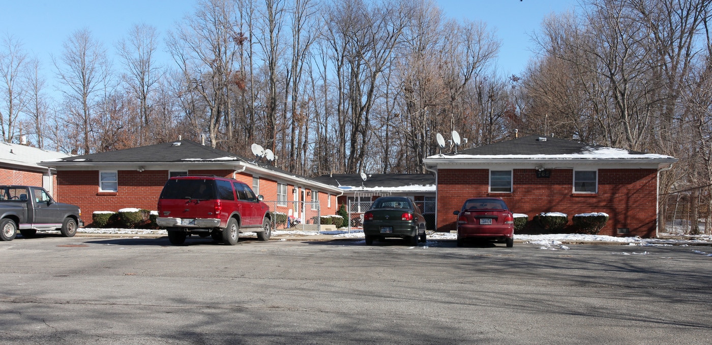 765 Riverside Dr in Greenwood, IN - Building Photo