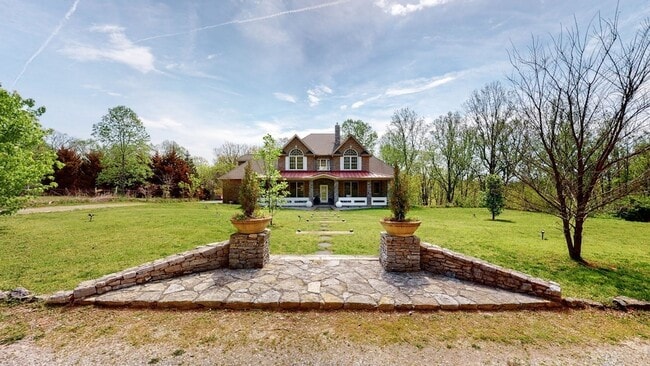 8745 Old Charlotte Pike in Pegram, TN - Foto de edificio - Building Photo