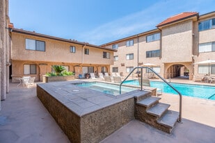 Casa Del Riverside Apartments in Valley Village, CA - Building Photo