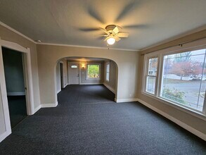 1301 N Rainier Ave in Bremerton, WA - Building Photo - Building Photo