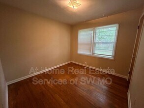 306 W Lindberg St in Springfield, MO - Building Photo - Building Photo