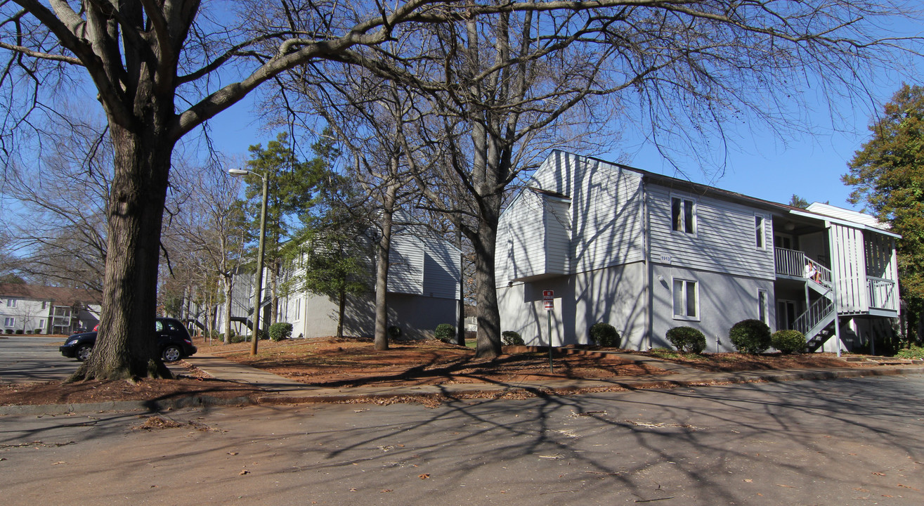 Sharon Lakes in Charlotte, NC - Building Photo