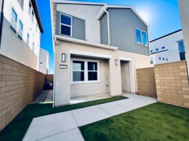 124 Tiffin in Irvine, CA - Building Photo