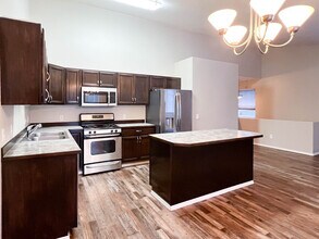 17488 Fire Eagle Way in Anchorage, AK - Foto de edificio - Building Photo