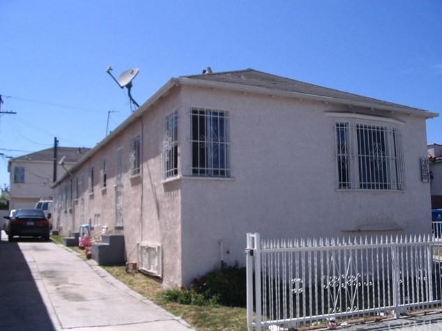 7523 S Normandie Ave in Los Angeles, CA - Building Photo