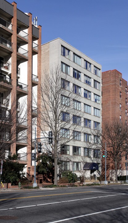 3114 Wisconsin Ave NW in Washington, DC - Building Photo