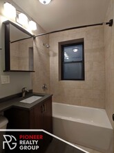 429 W Roscoe St, Unit 109 in Chicago, IL - Building Photo - Building Photo