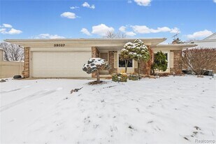 39327 Timberlane Dr in Sterling Heights, MI - Building Photo