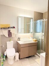 2717 42nd Rd in Long Island City, NY - Foto de edificio - Building Photo