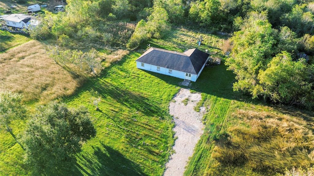 2016 Davis Bend Rd in Alvin, TX - Building Photo