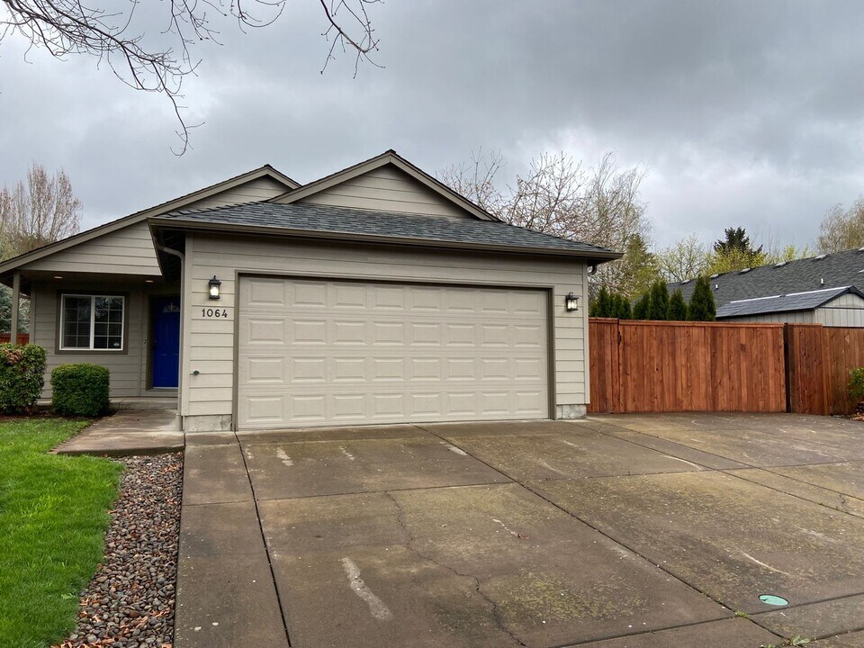 1064 Yew St in Junction City, OR - Building Photo