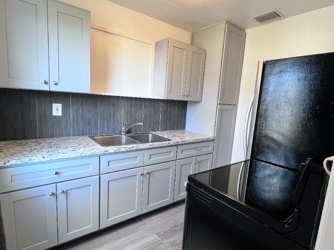 2179 22nd Ave N in St. Petersburg, FL - Foto de edificio - Building Photo