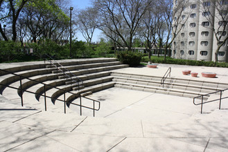 Hilliard Towers Family II in Chicago, IL - Building Photo - Building Photo