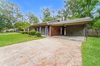 1527 Springridge Dr in Jackson, MS - Foto de edificio - Building Photo