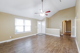 902 Ridge Dr in Belton, MO - Foto de edificio - Building Photo