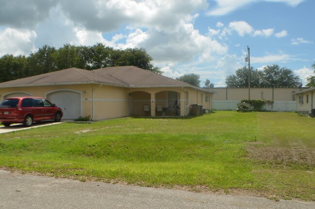 531-539 Glendale Ave in Lehigh Acres, FL - Building Photo - Building Photo