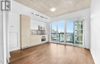 210 Simcoe St in Toronto, ON - Building Photo - Building Photo