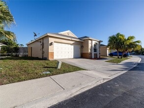 200 W Riverbend Dr in Sunrise, FL - Building Photo - Building Photo